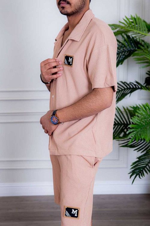 طقم رياضي رجالي بلوزة لون خربزي بياقة مطوية و أزرار و طبعات من الأمام و شورت لون خربزي بجيوب و رباط في الخصر