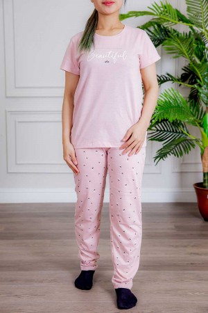 بيجاما نسائية قطعتين لون وردي تيشيرت بأكمام قصيرة و كتابات من الأمام و بنطلون بطبعات ورود