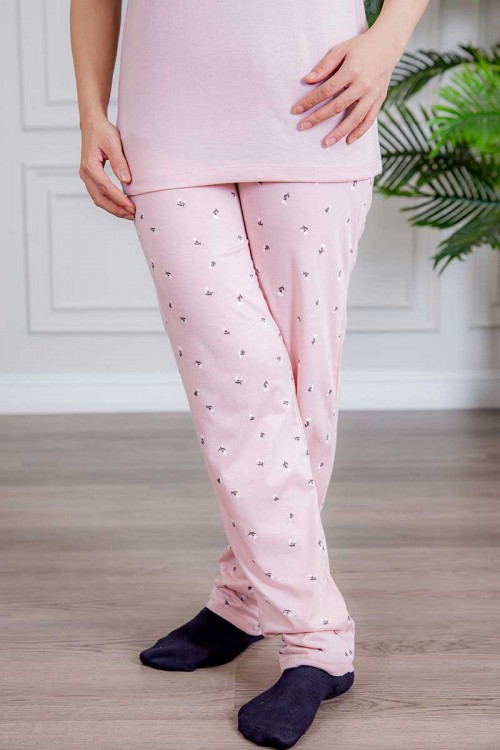 بيجاما نسائية قطعتين لون وردي تيشيرت بأكمام قصيرة و كتابات من الأمام و بنطلون بطبعات ورود