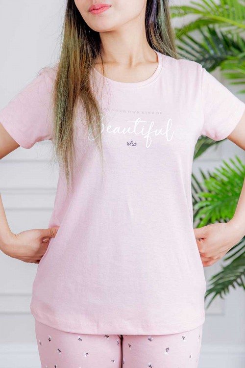 بيجاما نسائية قطعتين لون وردي تيشيرت بأكمام قصيرة و كتابات من الأمام و بنطلون بطبعات ورود