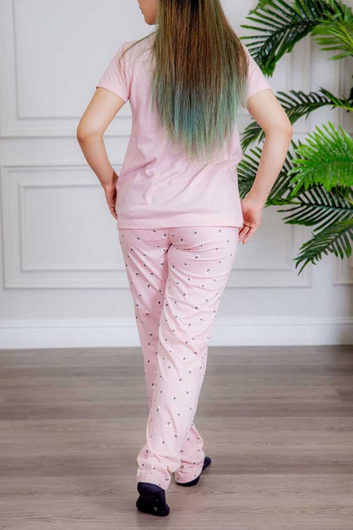 بيجاما نسائية قطعتين لون وردي تيشيرت بأكمام قصيرة و كتابات من الأمام و بنطلون بطبعات ورود