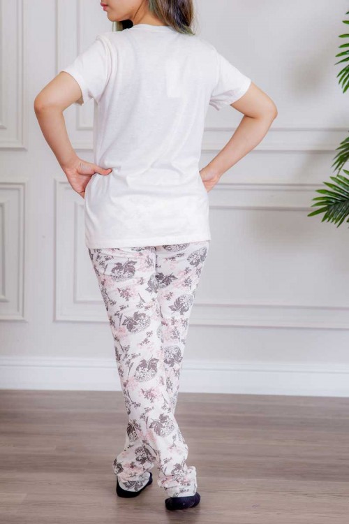 بيجاما نسائية قطعتين لون أبيض تيشيرت بأكمام قصيرة و كتابات من الأمام و بنطلون بطبعات