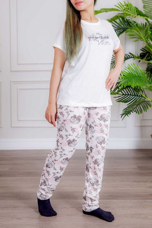 بيجاما نسائية قطعتين لون أبيض تيشيرت بأكمام قصيرة و كتابات من الأمام و بنطلون بطبعات