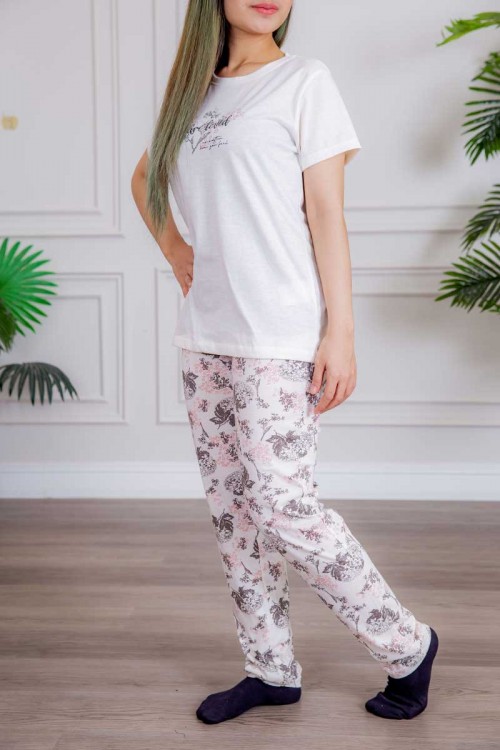 بيجاما نسائية قطعتين لون أبيض تيشيرت بأكمام قصيرة و كتابات من الأمام و بنطلون بطبعات