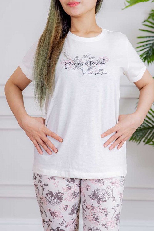بيجاما نسائية قطعتين لون أبيض تيشيرت بأكمام قصيرة و كتابات من الأمام و بنطلون بطبعات