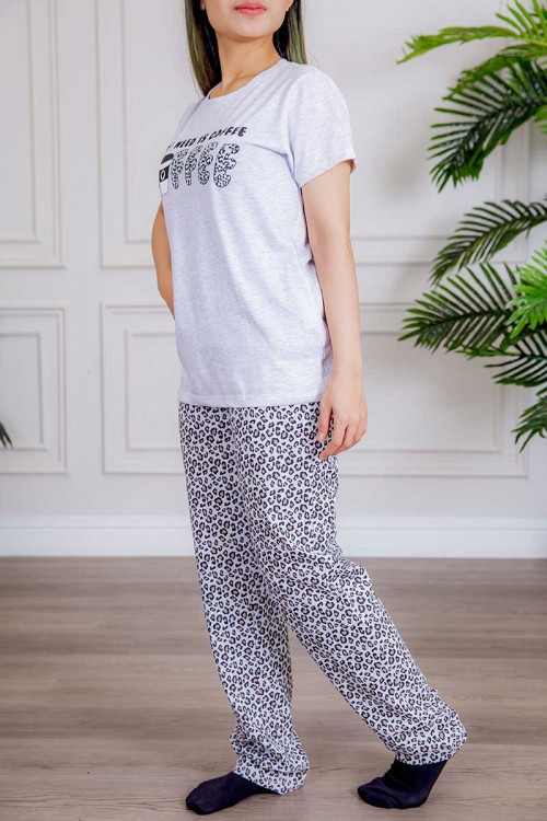 بيجاما نسائية قطعتين لون رصاصي  تيشيرت بأكمام قصيرة و كتابات من الأمام و بنطلون بطبعات