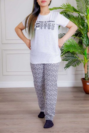 بيجاما نسائية قطعتين لون رصاصي  تيشيرت بأكمام قصيرة و كتابات من الأمام و بنطلون بطبعات 