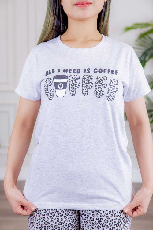 بيجاما نسائية قطعتين لون رصاصي  تيشيرت بأكمام قصيرة و كتابات من الأمام و بنطلون بطبعات