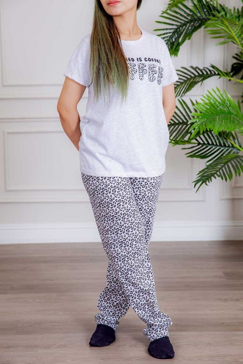 بيجاما نسائية قطعتين لون رصاصي  تيشيرت بأكمام قصيرة و كتابات من الأمام و بنطلون بطبعات
