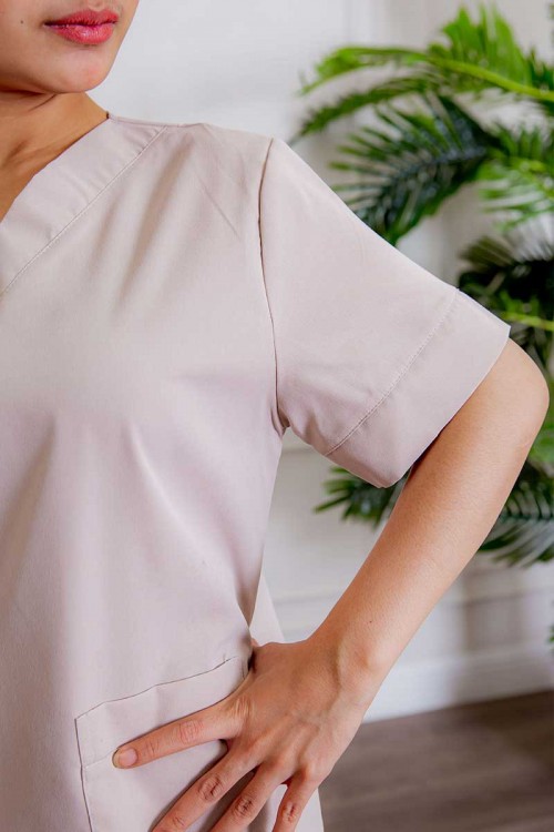 زي عاملة قطعتين متعددة الألوان بلوزة قصة سبعة بأكمام قصيرة و جيوب من الأمام و بنطلون طويل