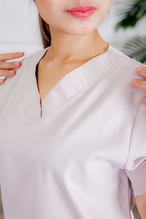 زي عاملة قطعتين متعددة الألوان بلوزة قصة سبعة بأكمام قصيرة و جيوب من الأمام و بنطلون طويل