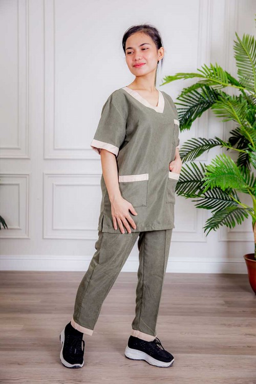 زي عاملة قطعتين متعددة الألوان بلوزة قصة سبعة بأكمام قصيرة و جيوب من الأمام و بنطلون طويل