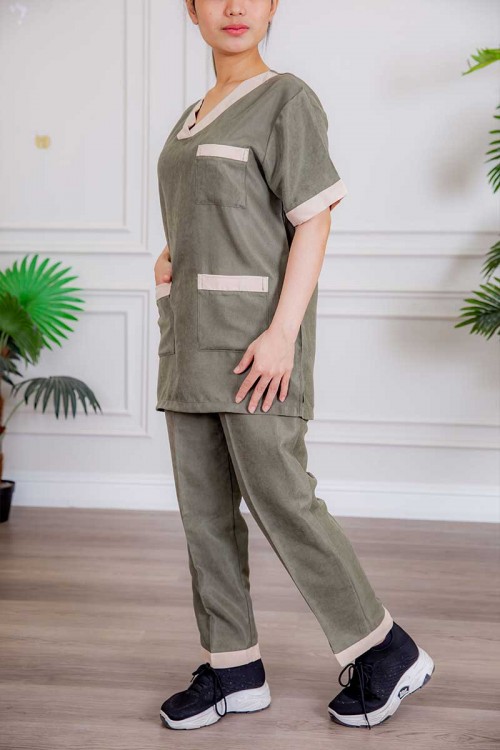 زي عاملة قطعتين متعددة الألوان بلوزة قصة سبعة بأكمام قصيرة و جيوب من الأمام و بنطلون طويل