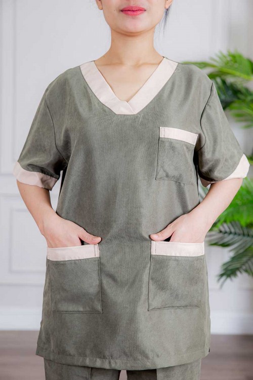 زي عاملة قطعتين متعددة الألوان بلوزة قصة سبعة بأكمام قصيرة و جيوب من الأمام و بنطلون طويل