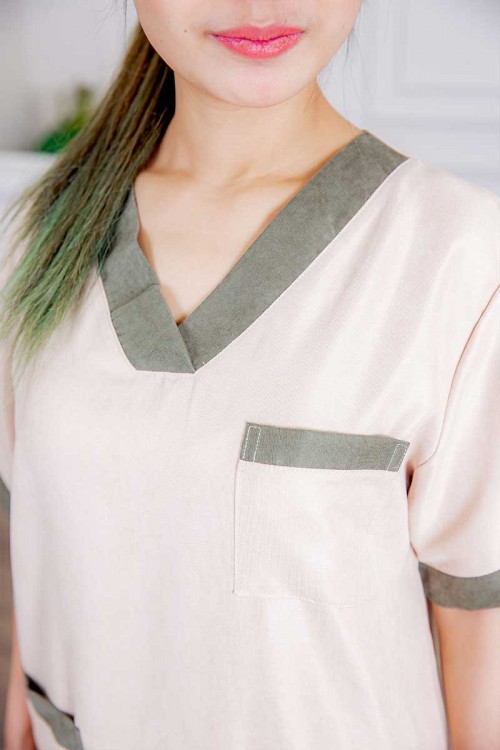 زي عاملة قطعتين متعددة الألوان بلوزة قصة سبعة بأكمام قصيرة و جيوب من الأمام و بنطلون طويل