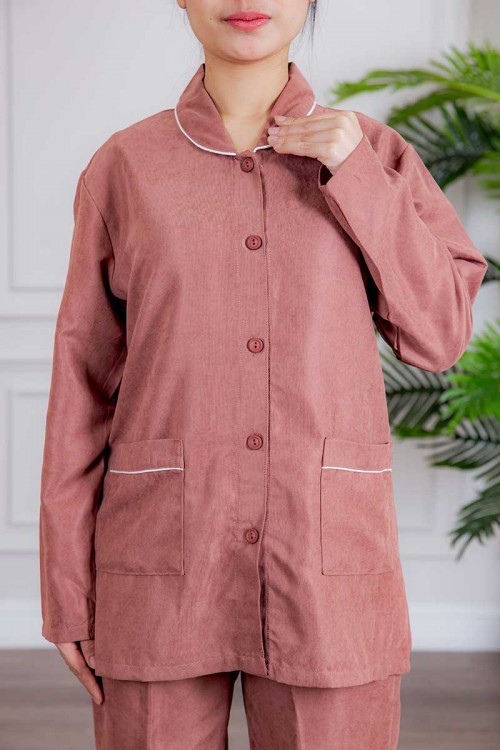 زي عاملة قطعتين متعددة الألوان بلوزة بياقة مطوية و جيوب و أزرار من الأمام ذو أكمام طويلة و بنطلون طويل