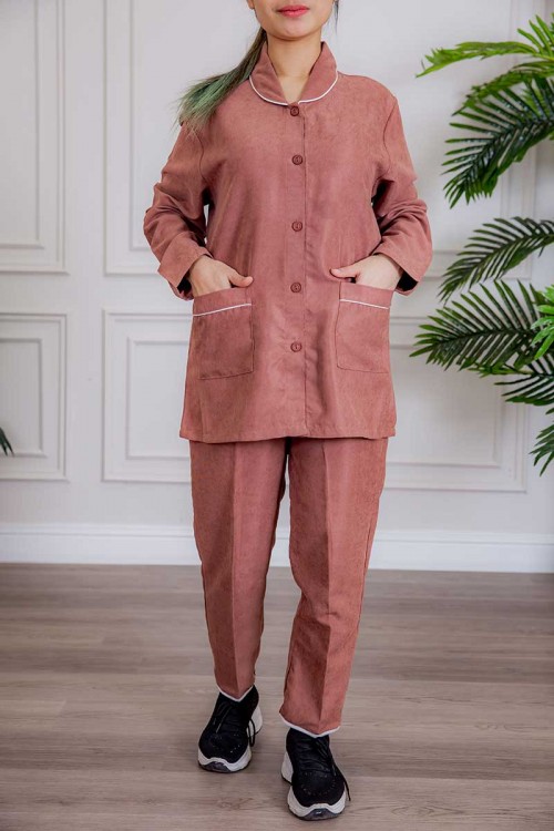 زي عاملة قطعتين متعددة الألوان بلوزة بياقة مطوية و جيوب و أزرار من الأمام ذو أكمام طويلة و بنطلون طويل