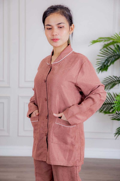 زي عاملة قطعتين متعددة الألوان بلوزة بياقة مطوية و جيوب و أزرار من الأمام ذو أكمام طويلة و بنطلون طويل