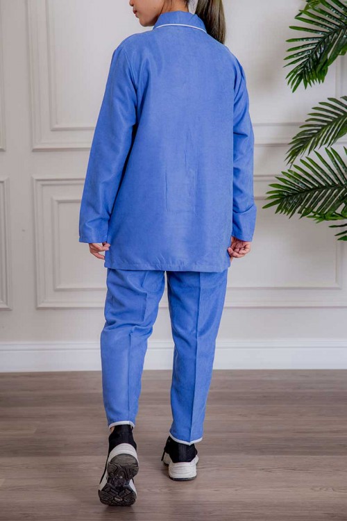 زي عاملة قطعتين متعددة الألوان بلوزة بياقة مطوية و جيوب و أزرار من الأمام ذو أكمام طويلة و بنطلون طويل