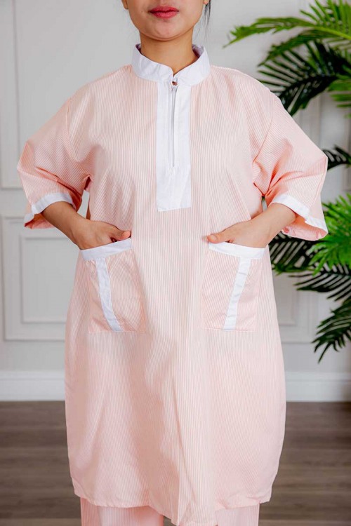 زي عاملة جامبو قطعتين لون خربزي مقلم بلوزة طويلة بياقة عالية و سحاب و جيوب من الأمام ذو أكمام ميدي و بنطلون طويل