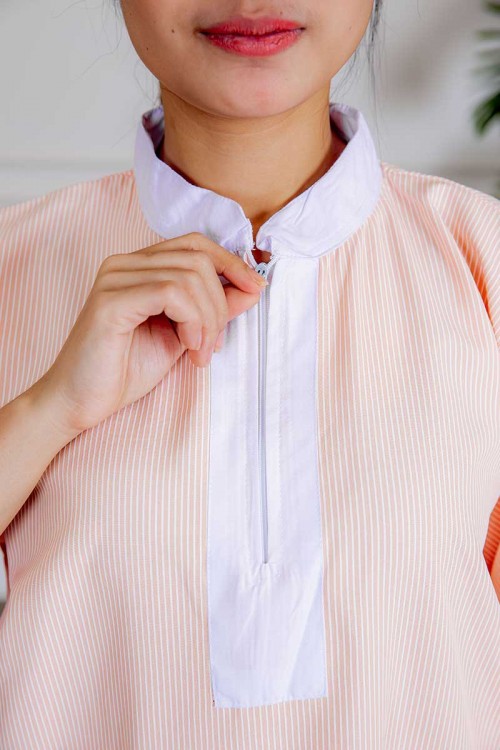 زي عاملة جامبو قطعتين لون خربزي مقلم بلوزة طويلة بياقة عالية و سحاب و جيوب من الأمام ذو أكمام ميدي و بنطلون طويل