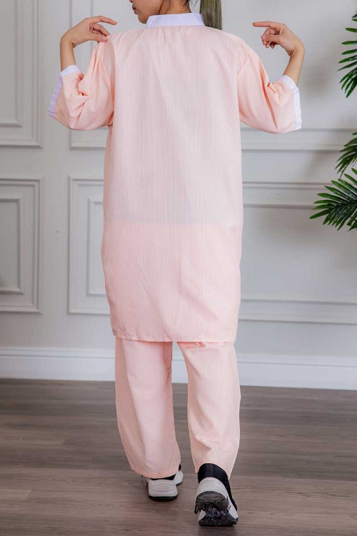 زي عاملة جامبو قطعتين لون خربزي مقلم بلوزة طويلة بياقة عالية و سحاب و جيوب من الأمام ذو أكمام ميدي و بنطلون طويل