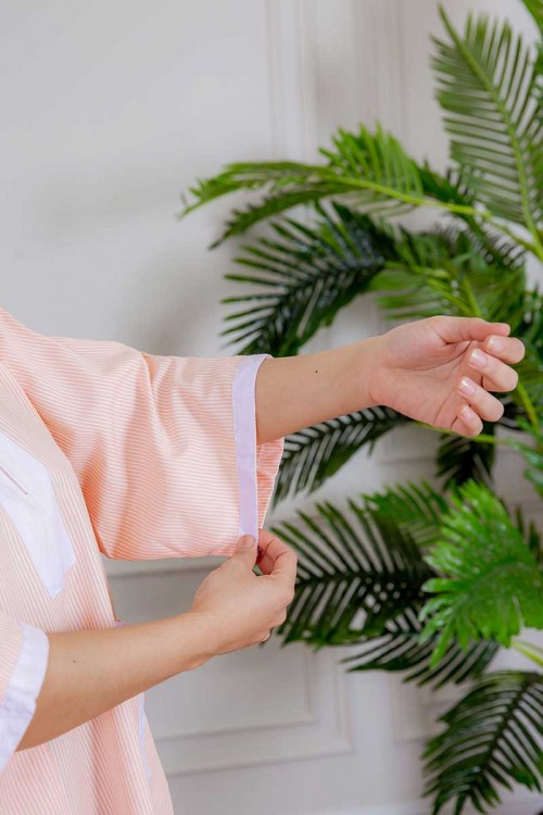 زي عاملة جامبو قطعتين لون خربزي مقلم بلوزة طويلة بياقة عالية و سحاب و جيوب من الأمام ذو أكمام ميدي و بنطلون طويل