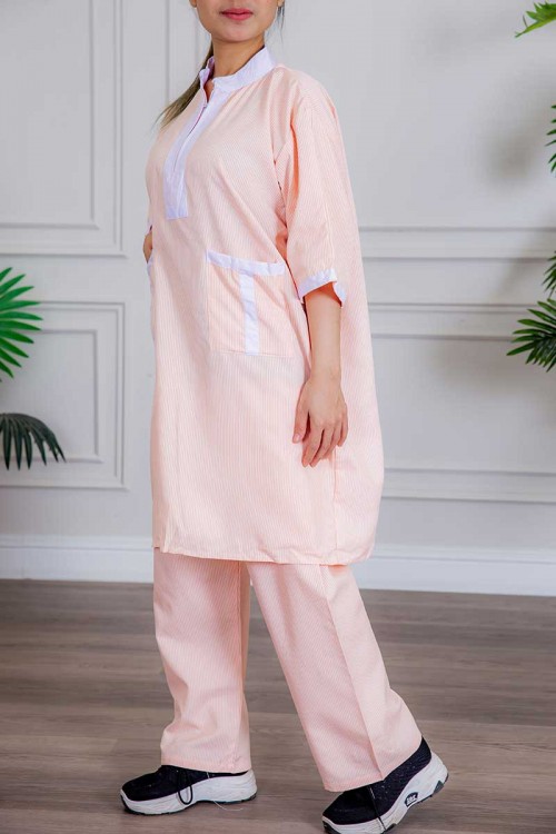 زي عاملة جامبو قطعتين لون خربزي مقلم بلوزة طويلة بياقة عالية و سحاب و جيوب من الأمام ذو أكمام ميدي و بنطلون طويل