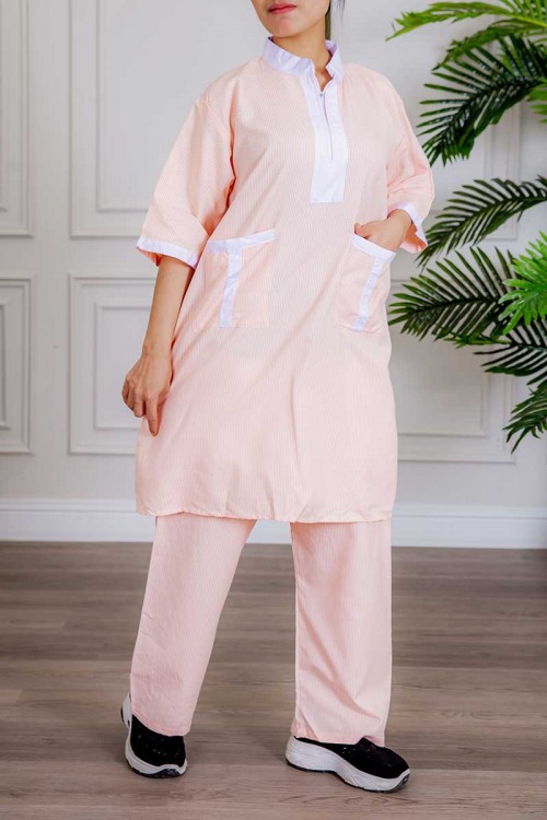 زي عاملة جامبو قطعتين لون خربزي مقلم بلوزة طويلة بياقة عالية و سحاب و جيوب من الأمام ذو أكمام ميدي و بنطلون طويل