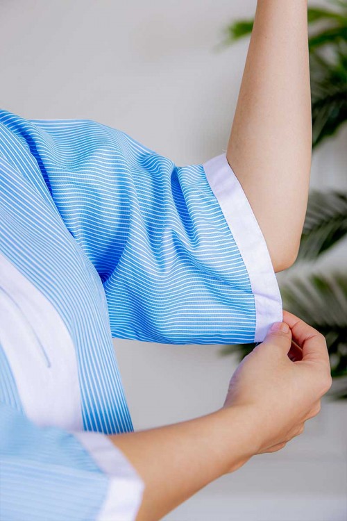 زي عاملة جامبو قطعتين لون خربزي مقلم بلوزة طويلة بياقة عالية و سحاب و جيوب من الأمام ذو أكمام ميدي و بنطلون طويل