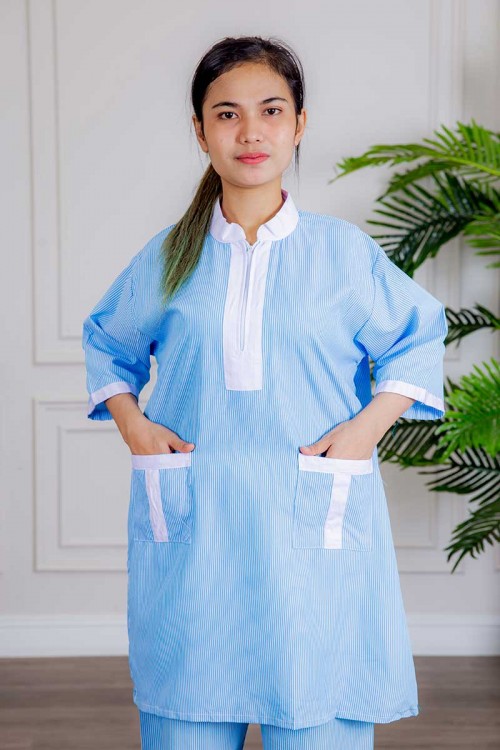 زي عاملة جامبو قطعتين لون خربزي مقلم بلوزة طويلة بياقة عالية و سحاب و جيوب من الأمام ذو أكمام ميدي و بنطلون طويل