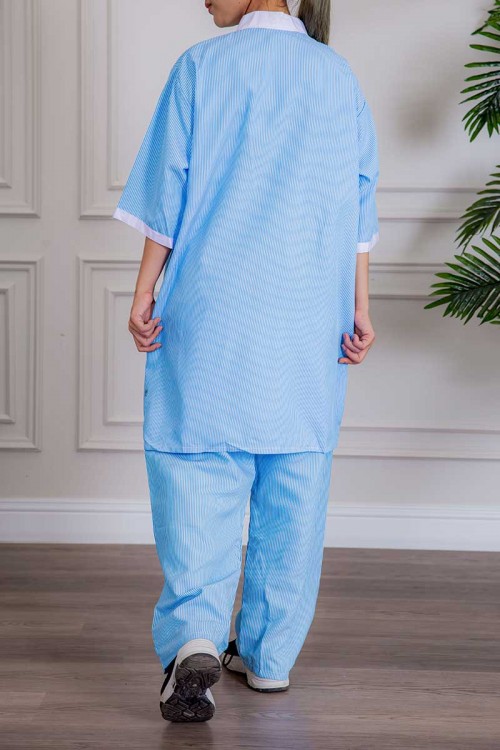 زي عاملة جامبو قطعتين لون خربزي مقلم بلوزة طويلة بياقة عالية و سحاب و جيوب من الأمام ذو أكمام ميدي و بنطلون طويل