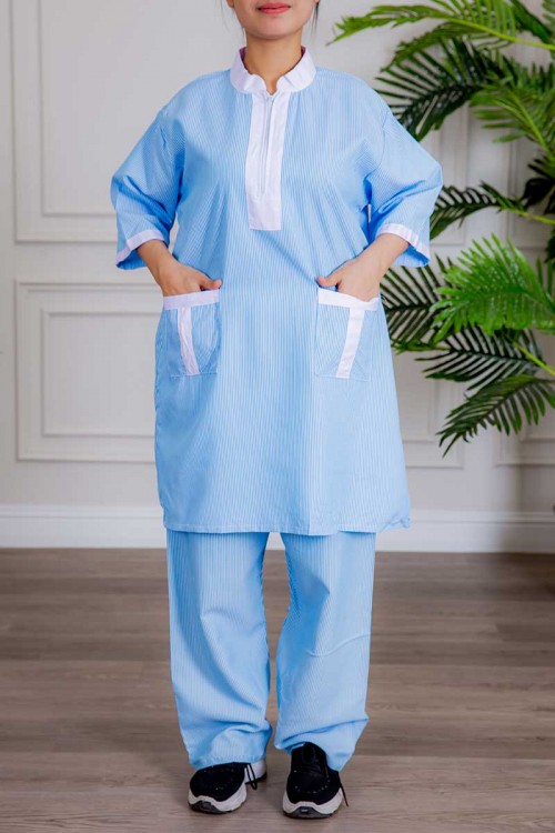 زي عاملة جامبو قطعتين لون خربزي مقلم بلوزة طويلة بياقة عالية و سحاب و جيوب من الأمام ذو أكمام ميدي و بنطلون طويل