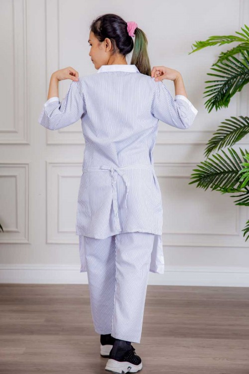 زي عاملة 3 قطع متعددة الألوان بلوزة طويلة بياقة مطوية و جيوب من الأمام ذو أكمام ميدي و بنطلون طويل و مريلة منفصلة