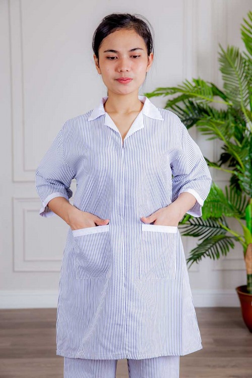 زي عاملة 3 قطع متعددة الألوان بلوزة طويلة بياقة مطوية و جيوب من الأمام ذو أكمام ميدي و بنطلون طويل و مريلة منفصلة