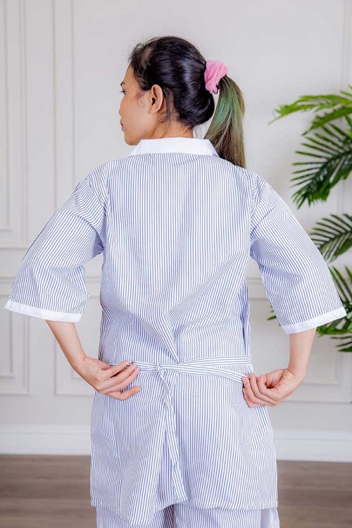 زي عاملة 3 قطع متعددة الألوان بلوزة طويلة بياقة مطوية و جيوب من الأمام ذو أكمام ميدي و بنطلون طويل و مريلة منفصلة