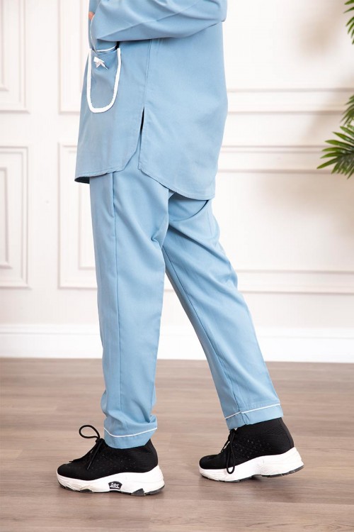 زي عاملة قطعتين لون سماوي بلوزة بياقة مطوية و أزرار و جيوب مزينة بفيونكة من الأمام  ذو أكمام طويلة و بنطلون طويل