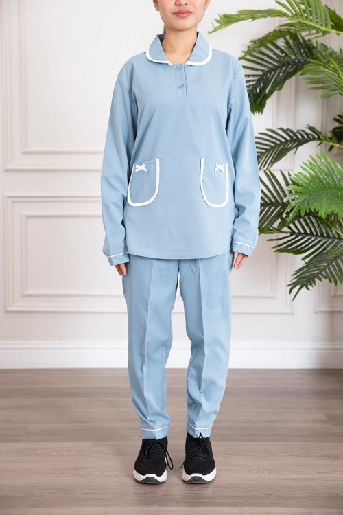 زي عاملة قطعتين لون سماوي بلوزة بياقة مطوية و أزرار و جيوب مزينة بفيونكة من الأمام  ذو أكمام طويلة و بنطلون طويل