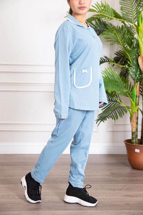 زي عاملة قطعتين لون سماوي بلوزة بياقة مطوية و أزرار و جيوب مزينة بفيونكة من الأمام  ذو أكمام طويلة و بنطلون طويل