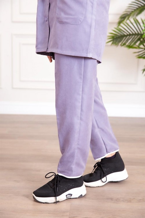 زي عاملة قطعتين متعددة الألوان بلوزة بياقة مطوية بأزرار و جيوب من الأمام ذو أكمام قصيرة و بنطلون طويل