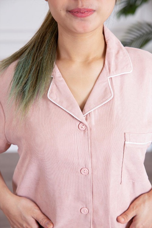 زي عاملة قطعتين متعددة الألوان بلوزة بياقة مطوية بأزرار و جيوب من الأمام ذو أكمام قصيرة و بنطلون طويل