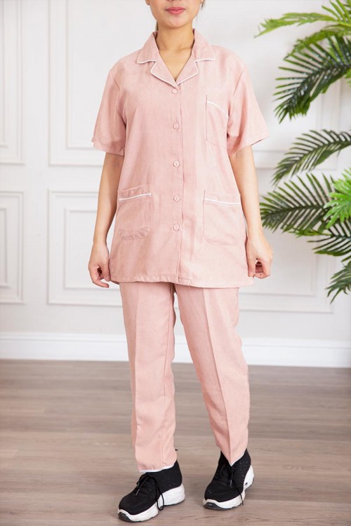 زي عاملة قطعتين متعددة الألوان بلوزة بياقة مطوية بأزرار و جيوب من الأمام ذو أكمام قصيرة و بنطلون طويل