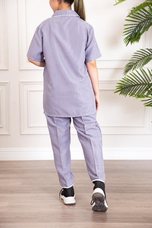 زي عاملة قطعتين متعددة الألوان بلوزة بياقة مطوية بأزرار و جيوب من الأمام ذو أكمام قصيرة و بنطلون طويل