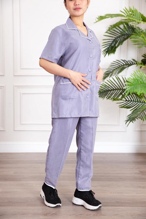 زي عاملة قطعتين متعددة الألوان بلوزة بياقة مطوية بأزرار و جيوب من الأمام ذو أكمام قصيرة و بنطلون طويل