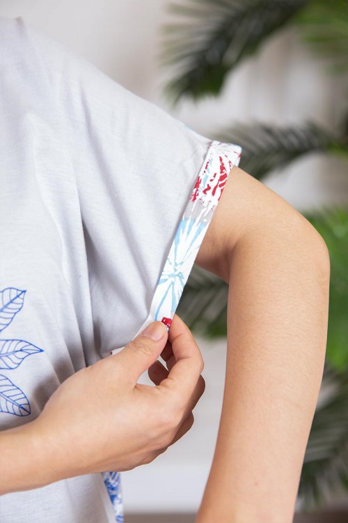 قميص نسائي طويل بكتابات و طبعات من الأمام مشجر من الخلف ذو أكمام قصيرة