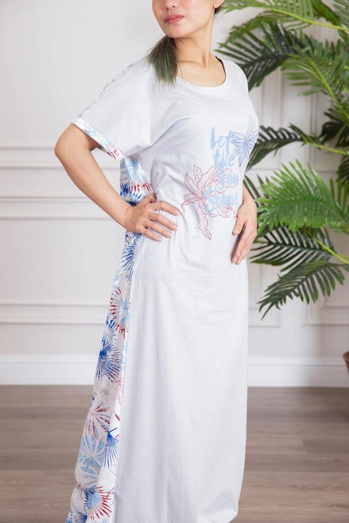 قميص نسائي طويل بكتابات و طبعات من الأمام مشجر من الخلف ذو أكمام قصيرة