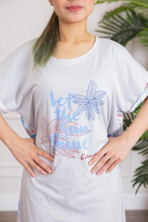 قميص نسائي طويل بكتابات و طبعات من الأمام مشجر من الخلف ذو أكمام قصيرة