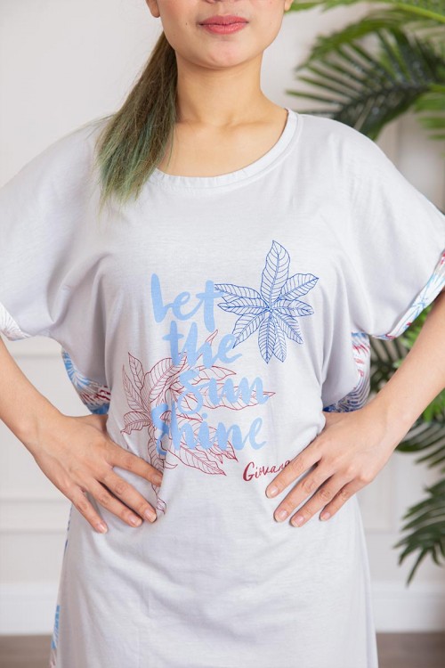 قميص نسائي طويل بكتابات و طبعات من الأمام مشجر من الخلف ذو أكمام قصيرة