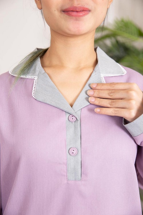 زي عاملة قطعتين متعددة الألوان بلوزة بياقة مطوية و جيوب و أزرار من الأمام ذو أكمام طويلة و بنطلون طويل