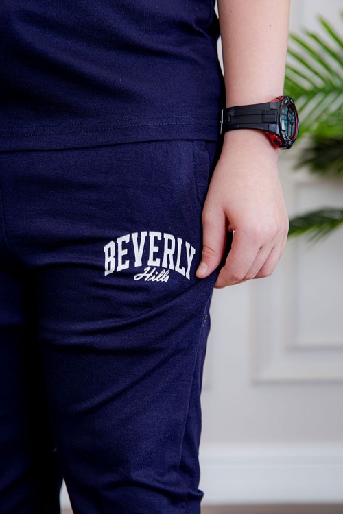 ترنج ولادي قطعتين لون كحلي تيشيرت بكتابات من الأمام و بنطلون بجيوب من الجانبين